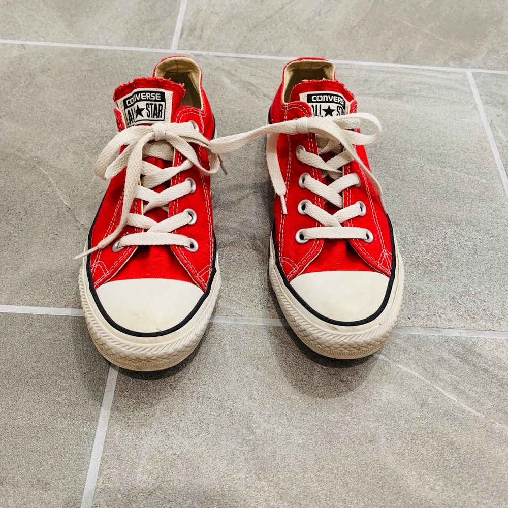 sweet red all star converse! barley worn!
